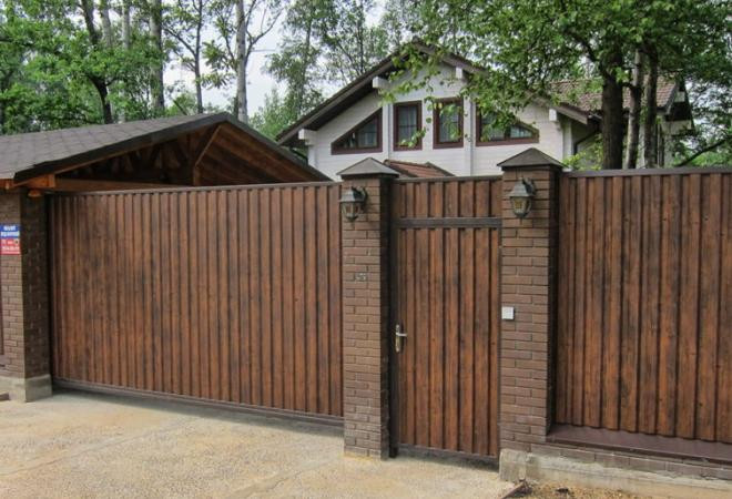 Как защитить забор из профнастила от ветра, усиленные столбы и дополнительное крепление