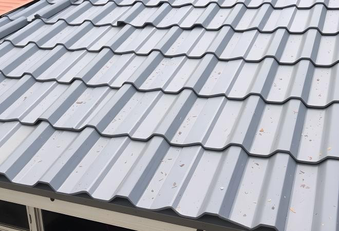 Чому листи металочерепиці однакового розміру коштують по-різному в різних компаніях