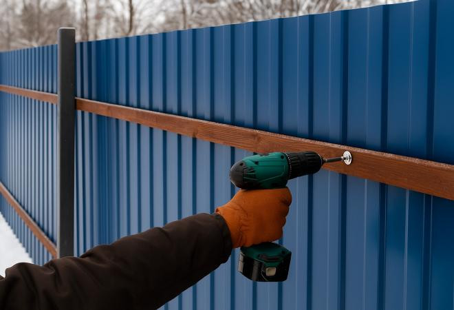 Укладка профнастила зимой: особенности, рекомендации и утепление